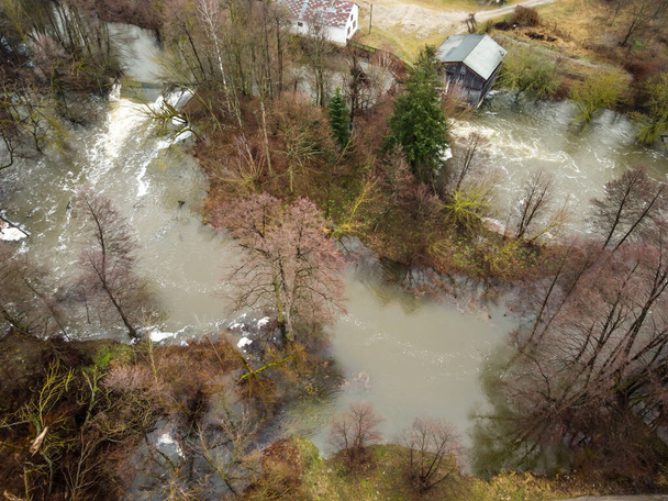 Powodzie i zalewy podczas wiosennych odwilży z małej rzeki.  - Zdjęcie, obraz