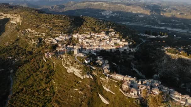 Geisterstadt in den italienischen Bergen mit baufälligen Häusern - Filmmaterial, Video