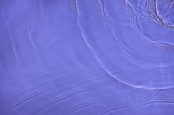 átlátszó lila színű tiszta, nyugodt vízfelület textúra - Fotó, kép