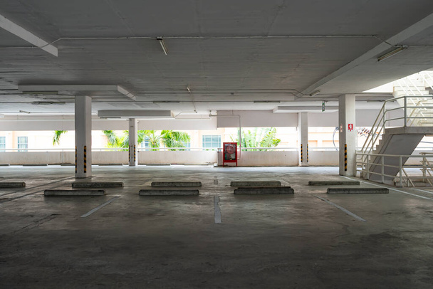Parkoló garázs áruház belső üres parkoló vagy garázs belső Üzleti épület iroda - Fotó, kép