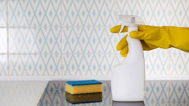  Mockup of a white spray bottle with a stovetop cleaner. General cleaning of the kitchen. - Фото, изображение