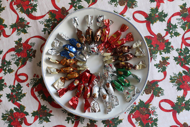 Kasa unkarilaista joulua hyväillen joulupöydällä. Ryhmä sali makeisia kulhoon värikäs pöytäliina luonnollinen tausta. Alkuperäinen joulun makeus Unkarista nimi on szaloncukor - Valokuva, kuva