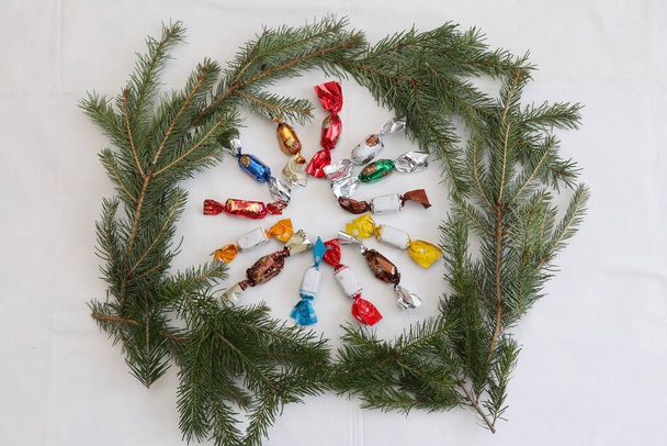 Куча венгерских рождественских помазок на рождественском столе. Группа конфет в миске на красочном скатерти природного фона. Оригинальное венгерское название - Faloncukor - Фото, изображение