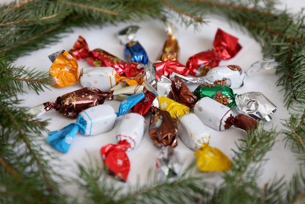 Egy csomó magyar karácsonyi fondant karácsonykor az asztalon. Csoportja szalon cukorka egy tál színes asztalterítő természetes háttér. Eredeti karácsonyi édesség Magyarországról név szaloncukor - Fotó, kép