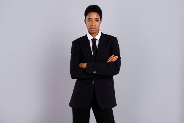 Фото молодої жінки-лідера складених рук розумний одяг смокінг ізольований на сірому кольоровому фоні
 - Фото, зображення
