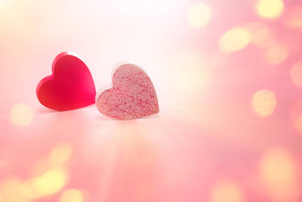 Sevgililer günü, pembe arka planda iki kalp. Pembe Arkaplanda İki Kalp - Sevgililer Günü Konsepti. - Fotoğraf, Görsel