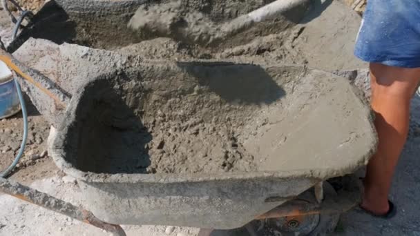 Trabajador mezclando el cemento. Fabricación de mortero de construcción - Metraje, vídeo