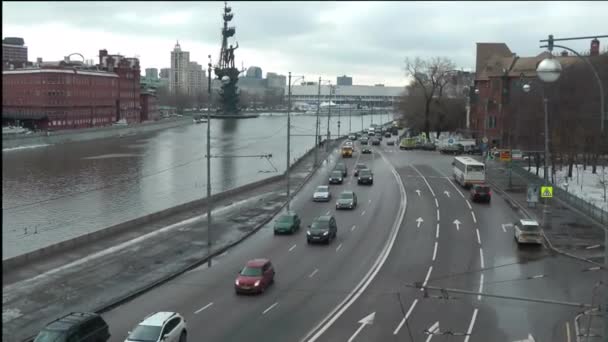 Moskova'da Moscova nehir kenarında trafik - Video, Çekim