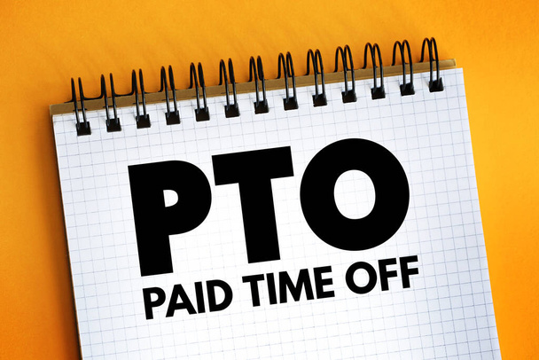 PTO Płacony czas wolny - czas, że pracownicy mogą wziąć wolne od pracy, a jednocześnie otrzymywać regularne wynagrodzenie, akronim tekst na notatniku - Zdjęcie, obraz