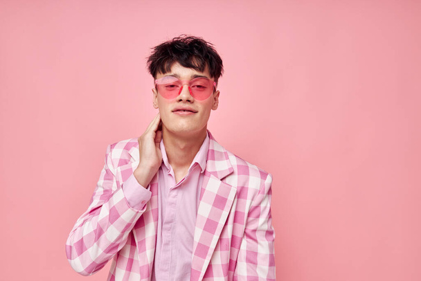 Φωτογραφία του ρομαντικού νεαρού αγοριού μοντέρνα ροζ γυαλιά ηλίου σακάκι θέτοντας Lifestyle αμετάβλητη - Φωτογραφία, εικόνα