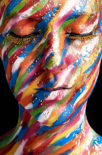 A beleza é arte. Tiro cortado de uma jovem posando com tinta no rosto. - Foto, Imagem