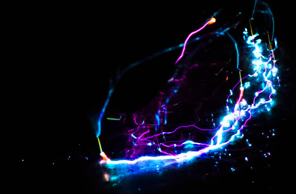 décharge électrique laser bleu et violet sur noir. Photo de haute qualité - Photo, image