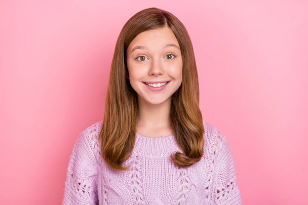 Портрет привлекательной веселой рыжеволосой девушки-подростка в трикотаже хорошее настроение изолированы на розовом пастельном фоне - Фото, изображение