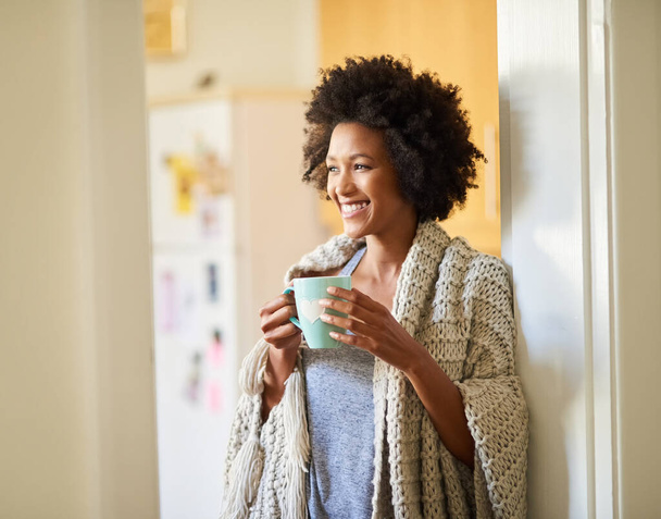 何もお茶の素晴らしいカップのように良い朝と言う。家で朝コーヒーを飲む幸せな若い女性のショット. - 写真・画像