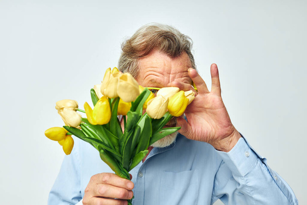 Portrait elderly man yellow bouquet of flowers posing isolated background - Foto, Imagem