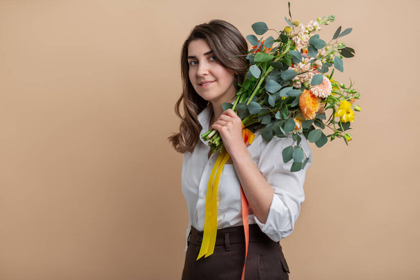 portrait of happy woman holding bunch of flowers - Foto, imagen