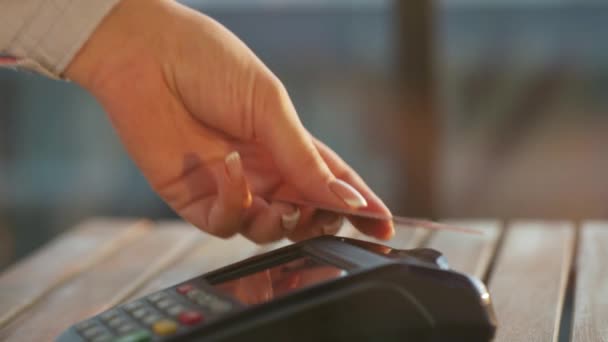 NFC-Kreditkartenzahlung. Frau bezahlt mit kontaktloser Kreditkarte mit NFC-Technologie. Drahtlose Geldtransaktion. Drahtloses Bezahlen - Filmmaterial, Video