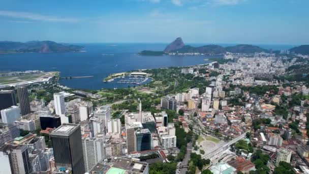 Rio de Janeiro Brazylia. Panoramiczny widok na centrum Rio de Janeiro Brazylia w słoneczny dzień. Punkt orientacyjny turystyki Rio de Janeiro Brazylia. Przegląd wybrzeża centrum miasta. - Materiał filmowy, wideo