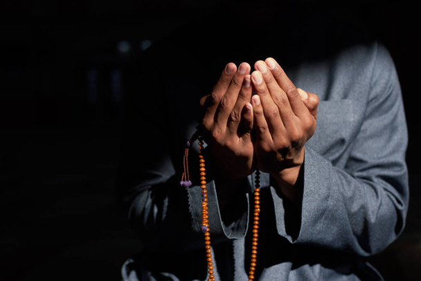 Blisko muzułmańskich rąk modlących się i trzymających paciorki modlitewne - Zdjęcie, obraz