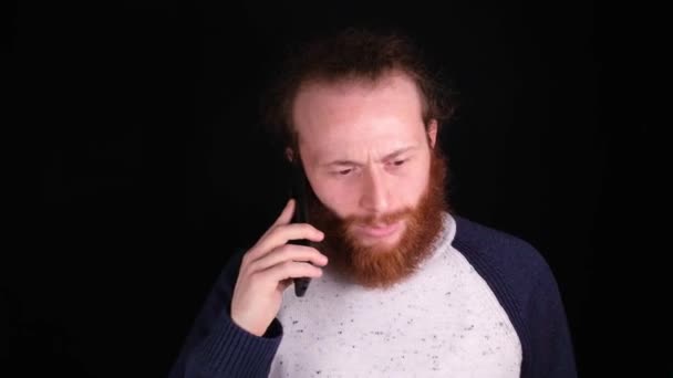 Θυμωμένος άνθρωπος μιλάει στο τηλέφωνο - Πλάνα, βίντεο