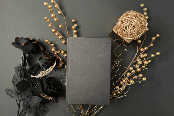 Black Magic fondo negro con oro y libro en blanco se burlan de - Foto, imagen