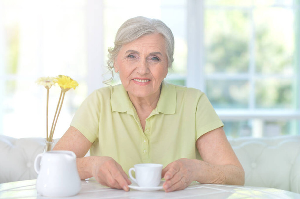 Portrait of beautiful senior woman drinking tea at home - Fotografie, Obrázek