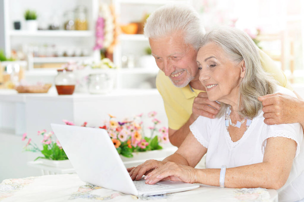 confused senior couple with laptop at home - 写真・画像