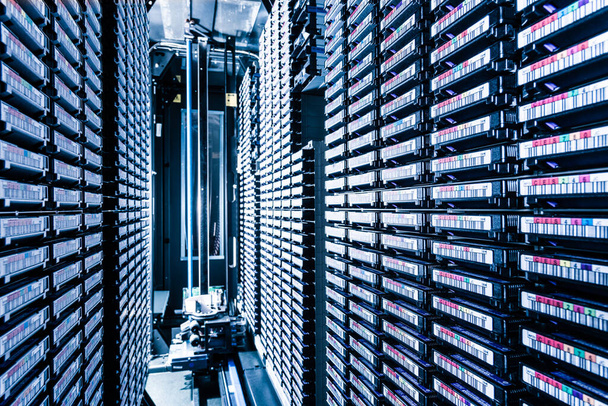 filas de hardware de nube de datos dentro del centro de datos - Foto, Imagen