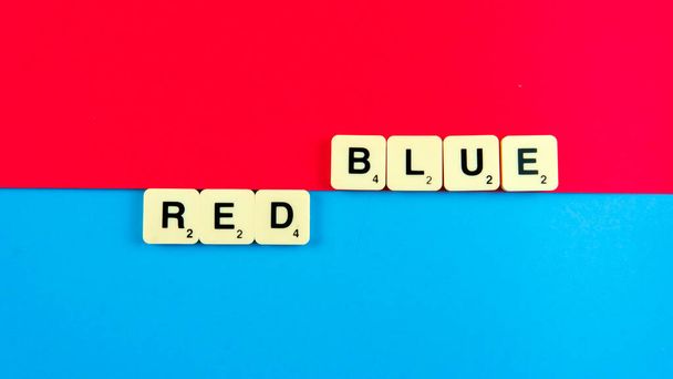 Selektiver Fokus auf die Fliese rot und blau auf rotem und blauem Hintergrund - Foto, Bild