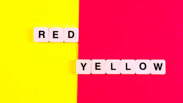 Punainen ja keltainen. Valikoiva painopiste laatta keltainen ja punainen tausta - Valokuva, kuva
