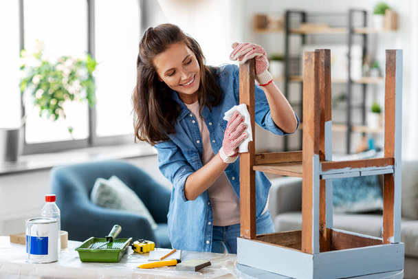 woman cleaning old table surface with tissue - Foto, Bild