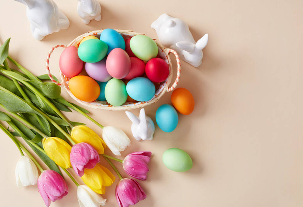 Tulipanes, huevos de Pascua y conejitos de porcelana - Foto, imagen