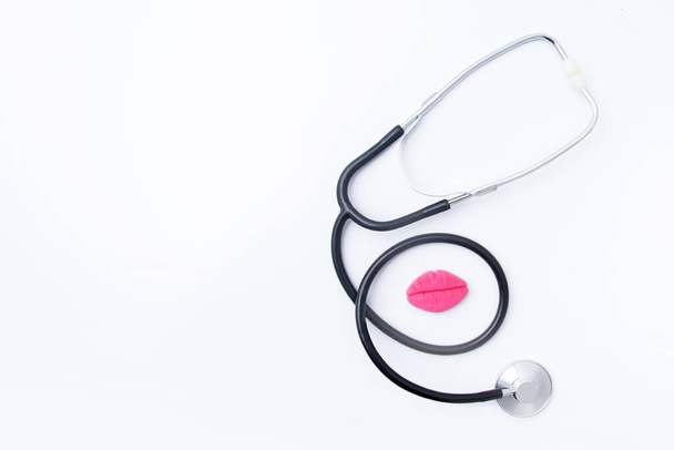 Stetoskop i kobiece usta symbolem zdrowia kobiet i interwencji medycznej. Kobiece usta koncepcja medyczna. - Zdjęcie, obraz