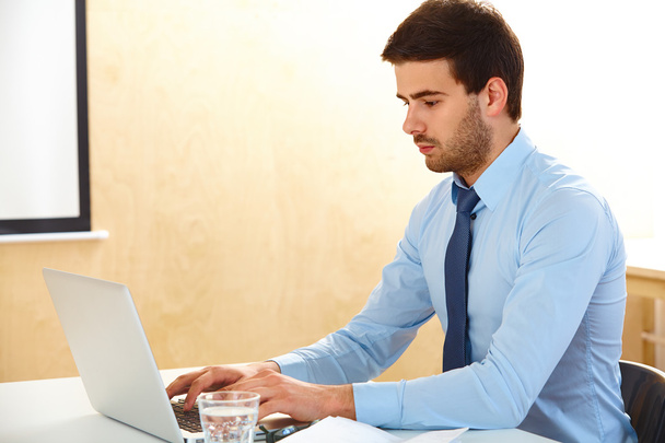 Businessman with laptop working - Фото, изображение
