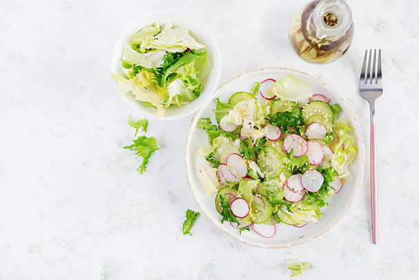 Salade végétarienne saine de radis, concombres, laitue. Salade végétalienne. Vue de dessus, plan plat - Photo, image