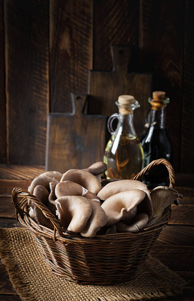 Cesta de deliciosos cogumelos de ostra orgânicos em fundo de madeira. - Foto, Imagem