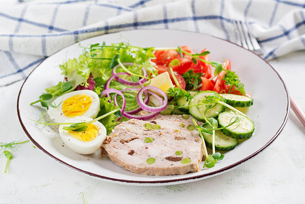 Кетогенная диета. Варёное яйцо, мясной рулет и свежий салат. Кето завтрак. Бранч. - Фото, изображение