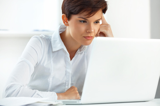 Business woman with laptop - Zdjęcie, obraz