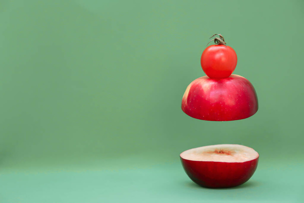 Krájené jablko a cherry rajče - Fotografie, Obrázek