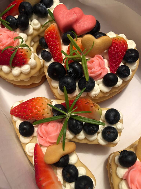 Délicieux gâteaux aux baies et crème vanille pour la Saint-Valentin - Photo, image