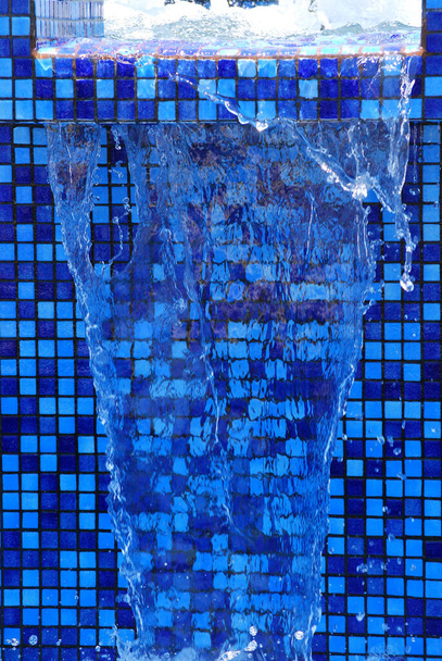 Sininen abstrakti vesi suihkulähde näkyy ulkona. - Valokuva, kuva