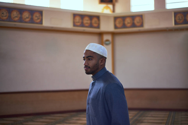 Een openhartig schot tijdens het gebed in een moskee - Foto, afbeelding