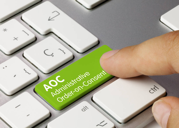 AOC "Order-on-Consent Wings" на зеленом ключе металлической клавиатуры. Нажатие пальца. - Фото, изображение