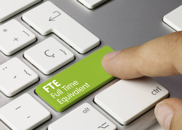 FTE Ισοδύναμο πλήρους απασχόλησης Γραμμένο στο πράσινο κλειδί του μεταλλικού πληκτρολογίου. Πληκτρολόγιο πληκτρολογίου. - Φωτογραφία, εικόνα