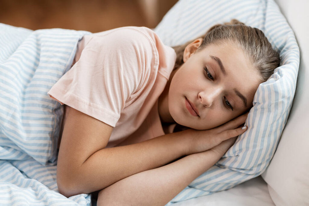 sad girl lying in bed at home - Foto, Imagen