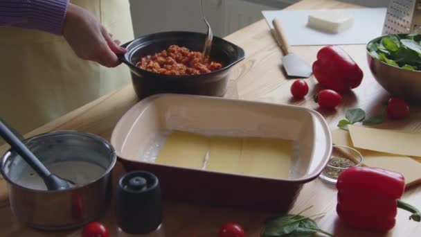 Donna sta mescolando salsa piccante - Filmati, video