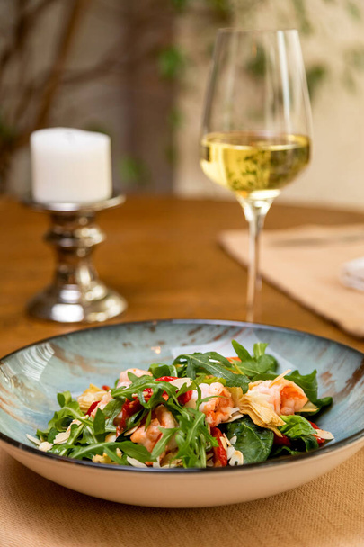 fresh salad served with a glass of wine. served table - Zdjęcie, obraz