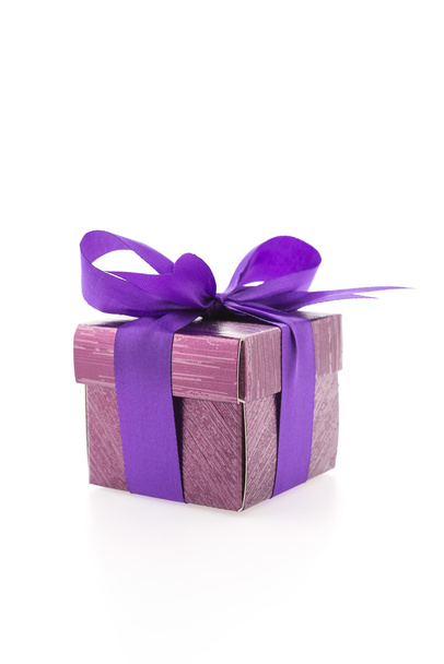 Coffret cadeau violet isolé sur fond blanc - Photo, image