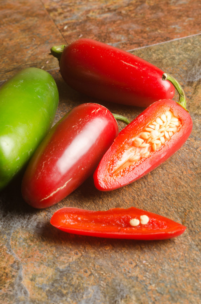 jalapeños rojos y verdes
 - Foto, imagen