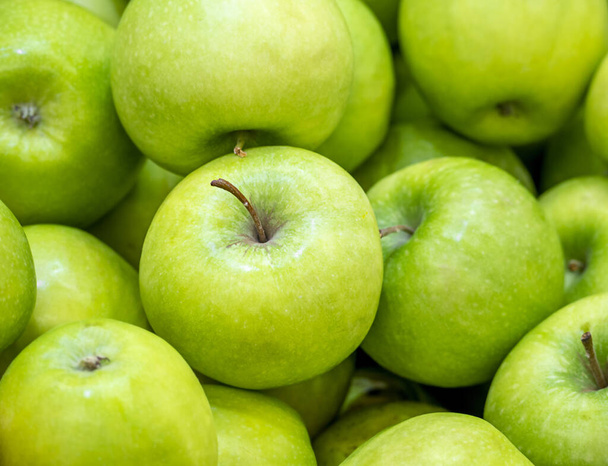 Background of ripe, juicy, green apples. Abstract background. - Foto, afbeelding
